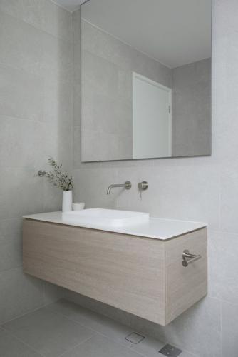 banheiro-decorado-no-estilo-minimalista-2