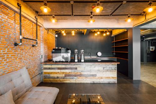 cantinho do café com parede de tijolinho aparente Decoração no Estilo Industrial