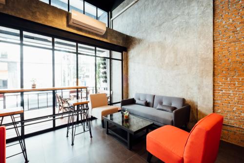 sala com pé direito alto Decoração no Estilo Industrial